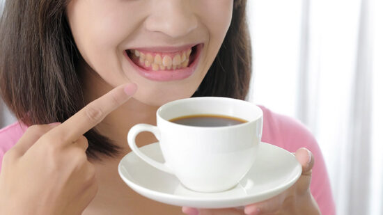 the coffee turns the woman teeth yellow